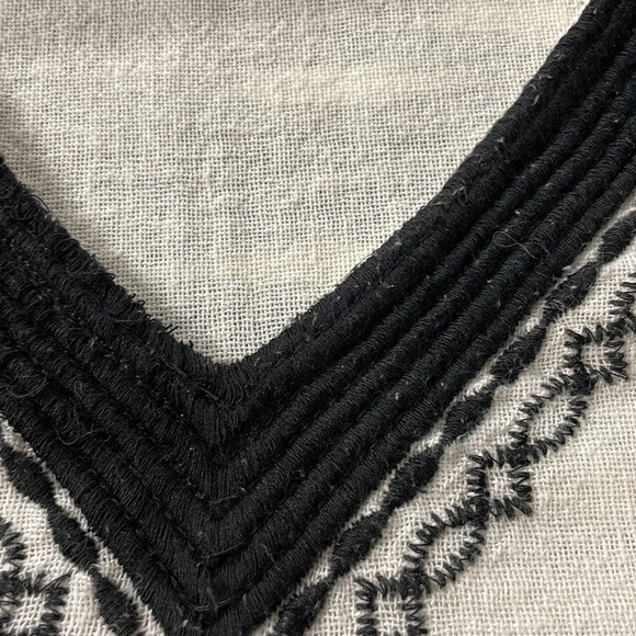 Forever 21 • tunic Blouse • Embroidered • White & Black, S - Picture 3 of 8